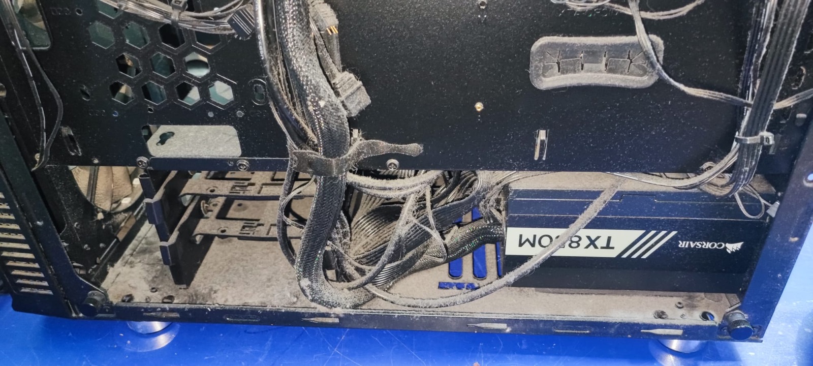Interior de un PC gaming con suciedad acumulada antes de la limpieza