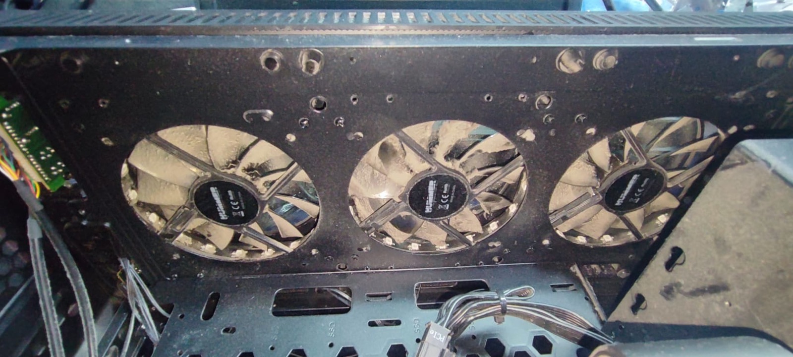 Ventiladores de PC gaming cubiertos de polvo