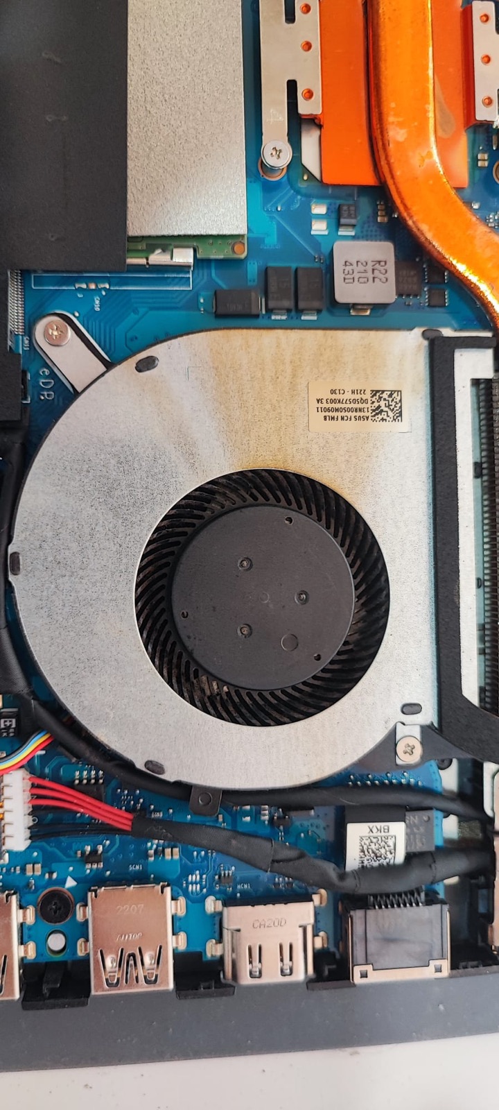 Ventilador e interior del portátil después de la limpieza