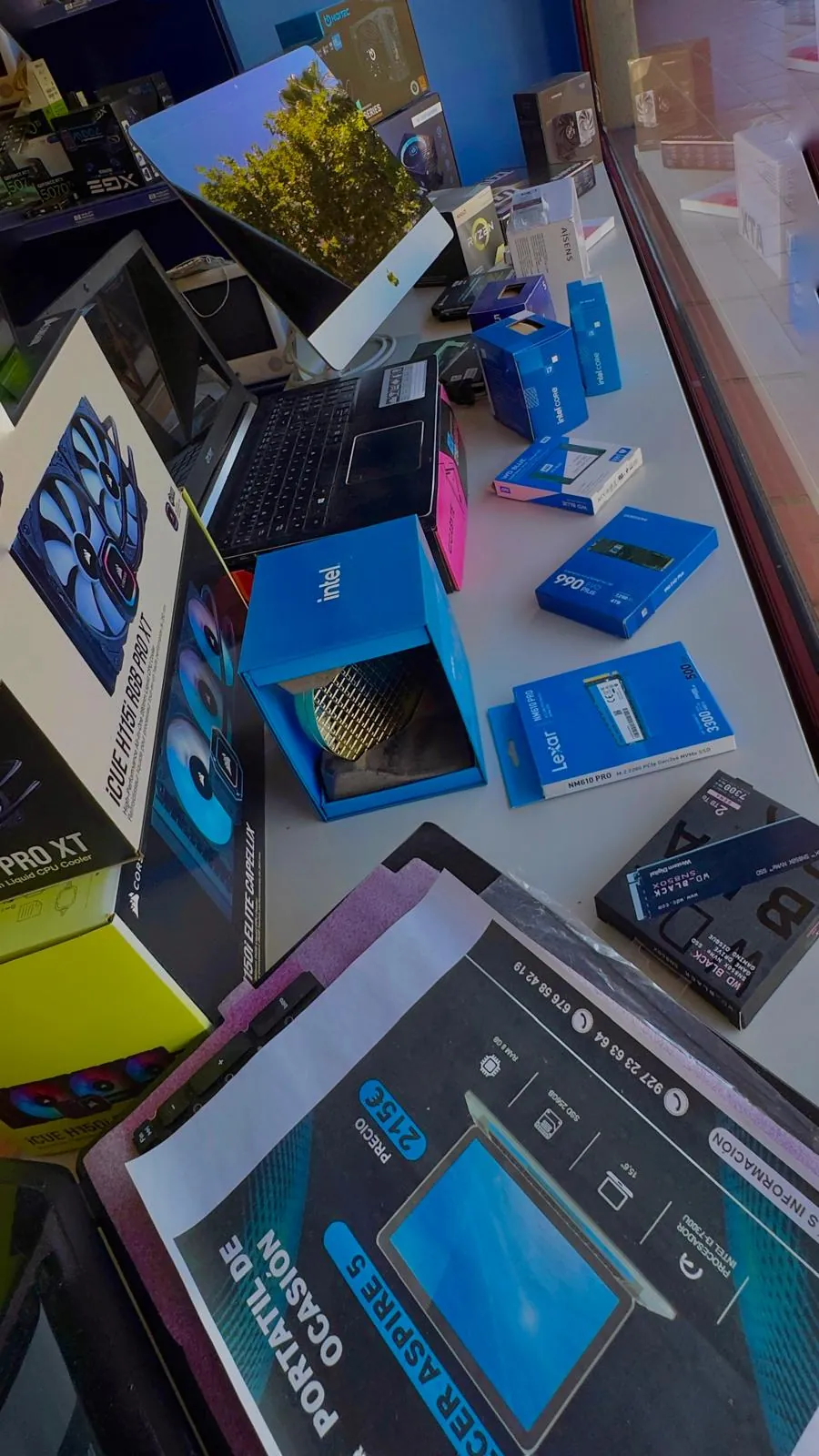 Mostrador con componentes: SSD NVMe, procesadores y refrigeración