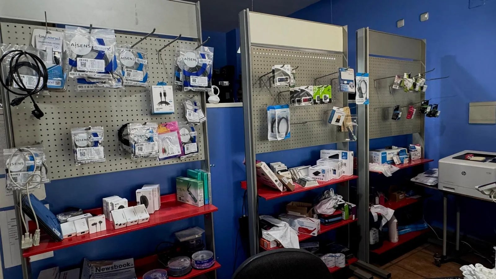 Interior de la tienda con accesorios y periféricos de informática